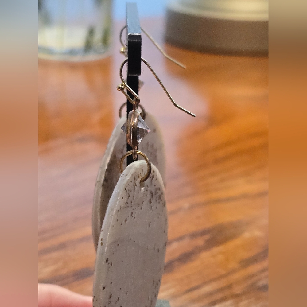 Elegant‎ Tan Shimmer Statement Earrings - Picture 5 of 6